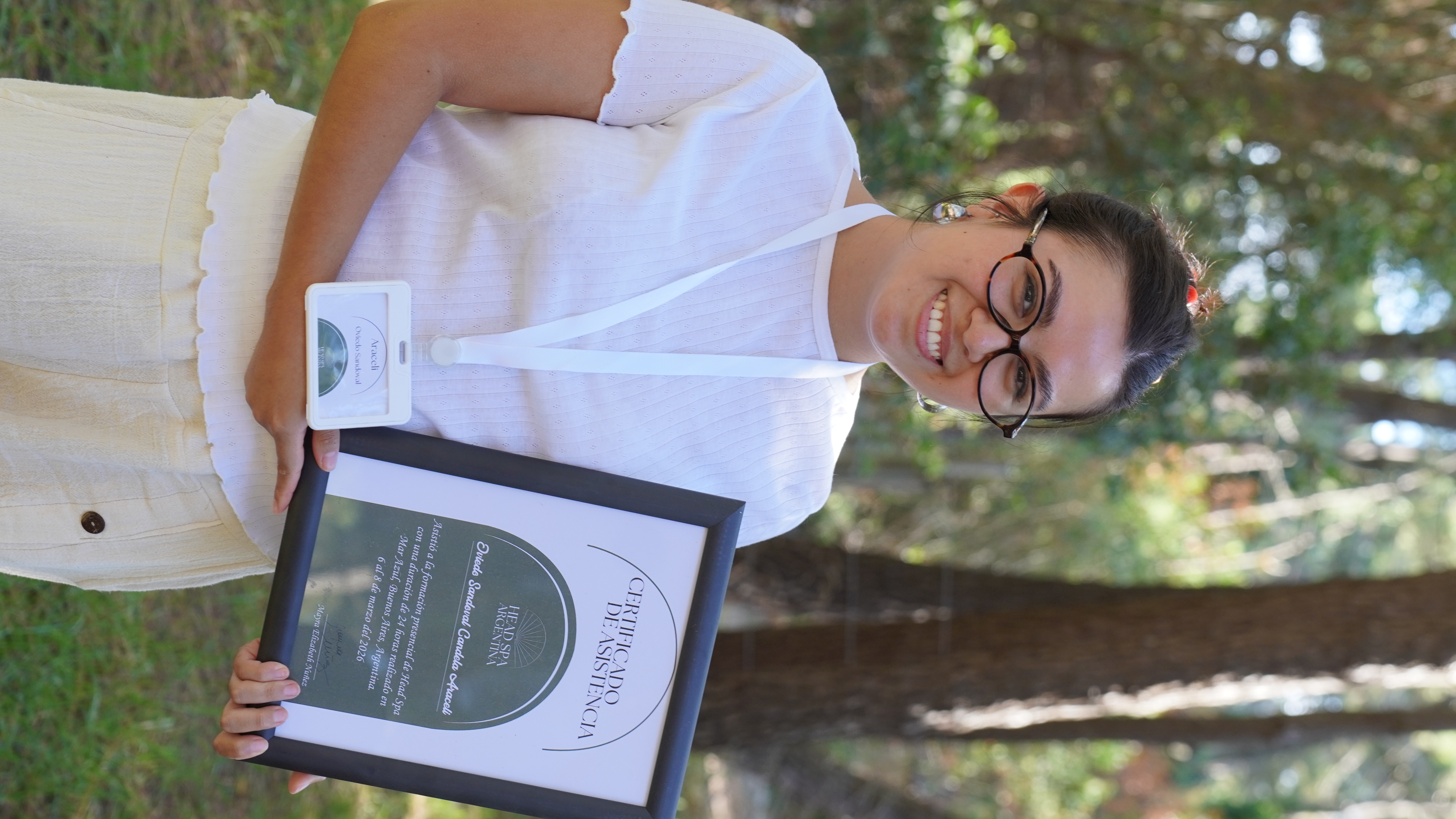 Alumna con certificado de la formación